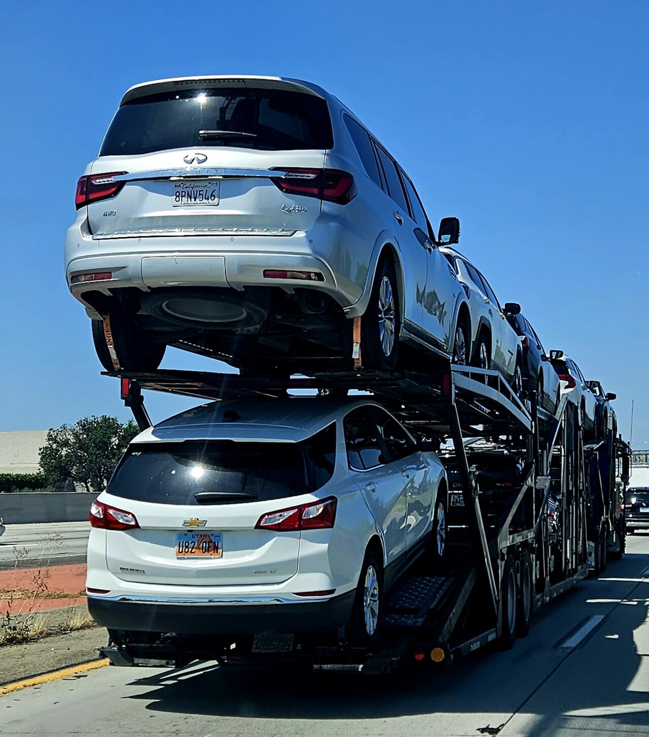 Camión nodriza car-transporter transportando vehículos