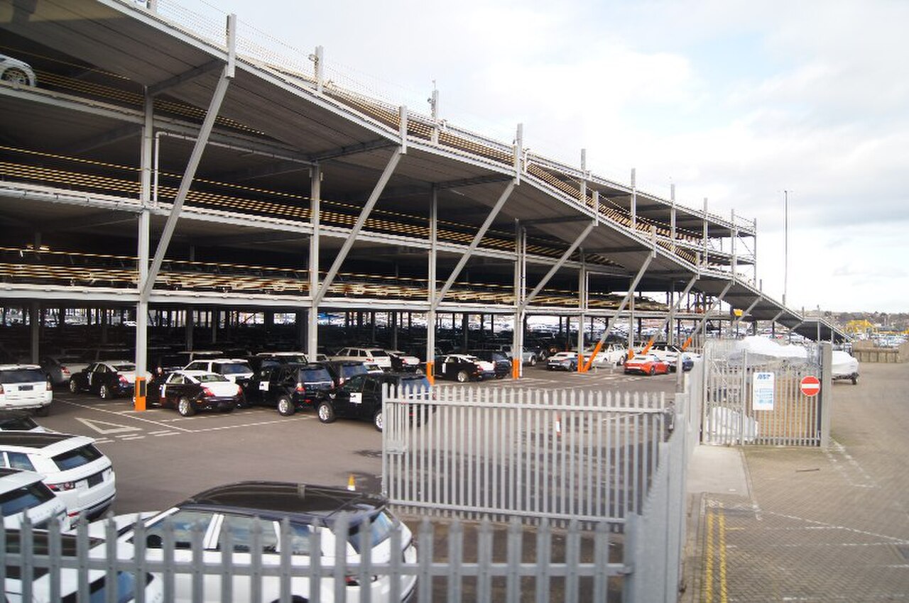 Patio terminal con vehículos preparados para exportación