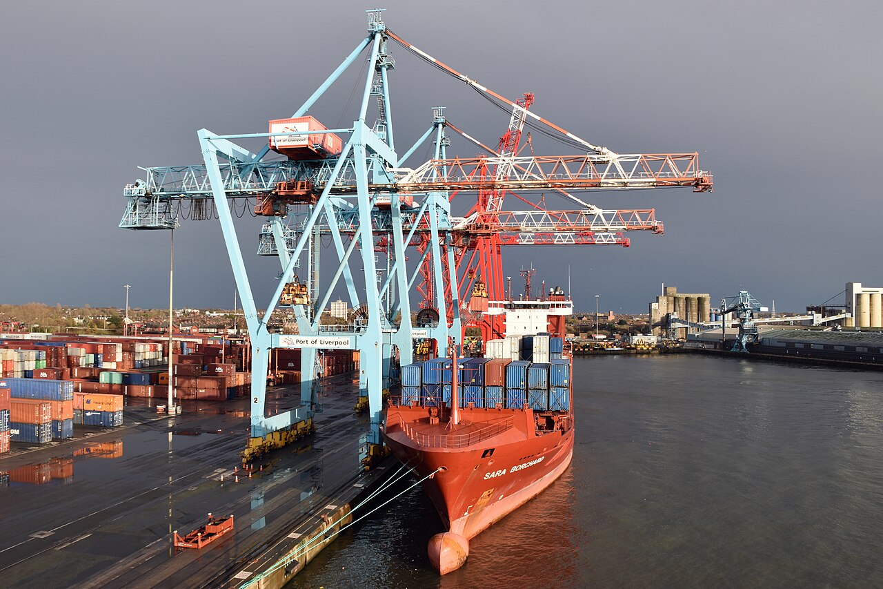 Terminal portuaria y buque de carga EZ Port