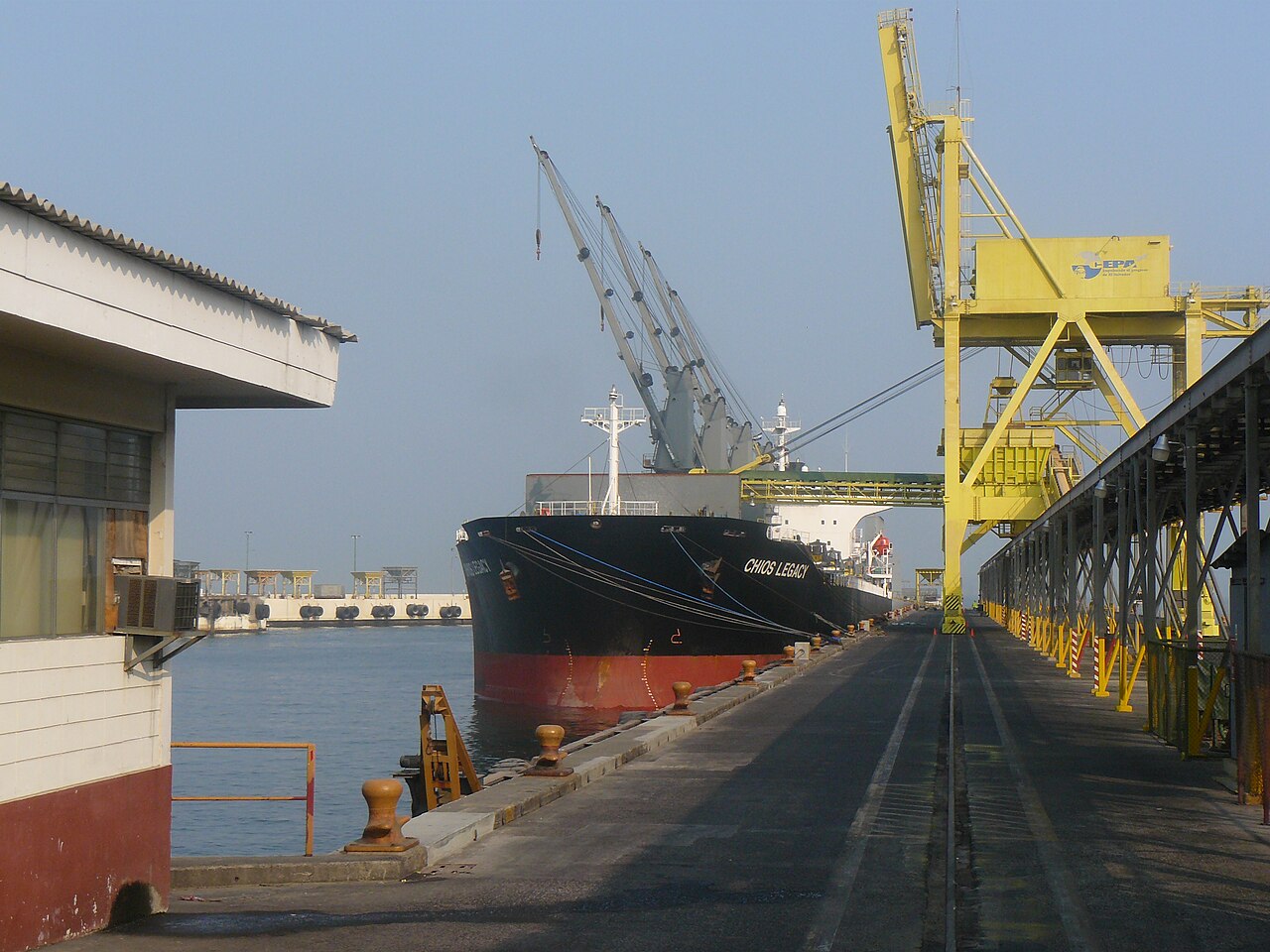 Muelle y buque mercante en Puerto de Acajutla, El Salvador